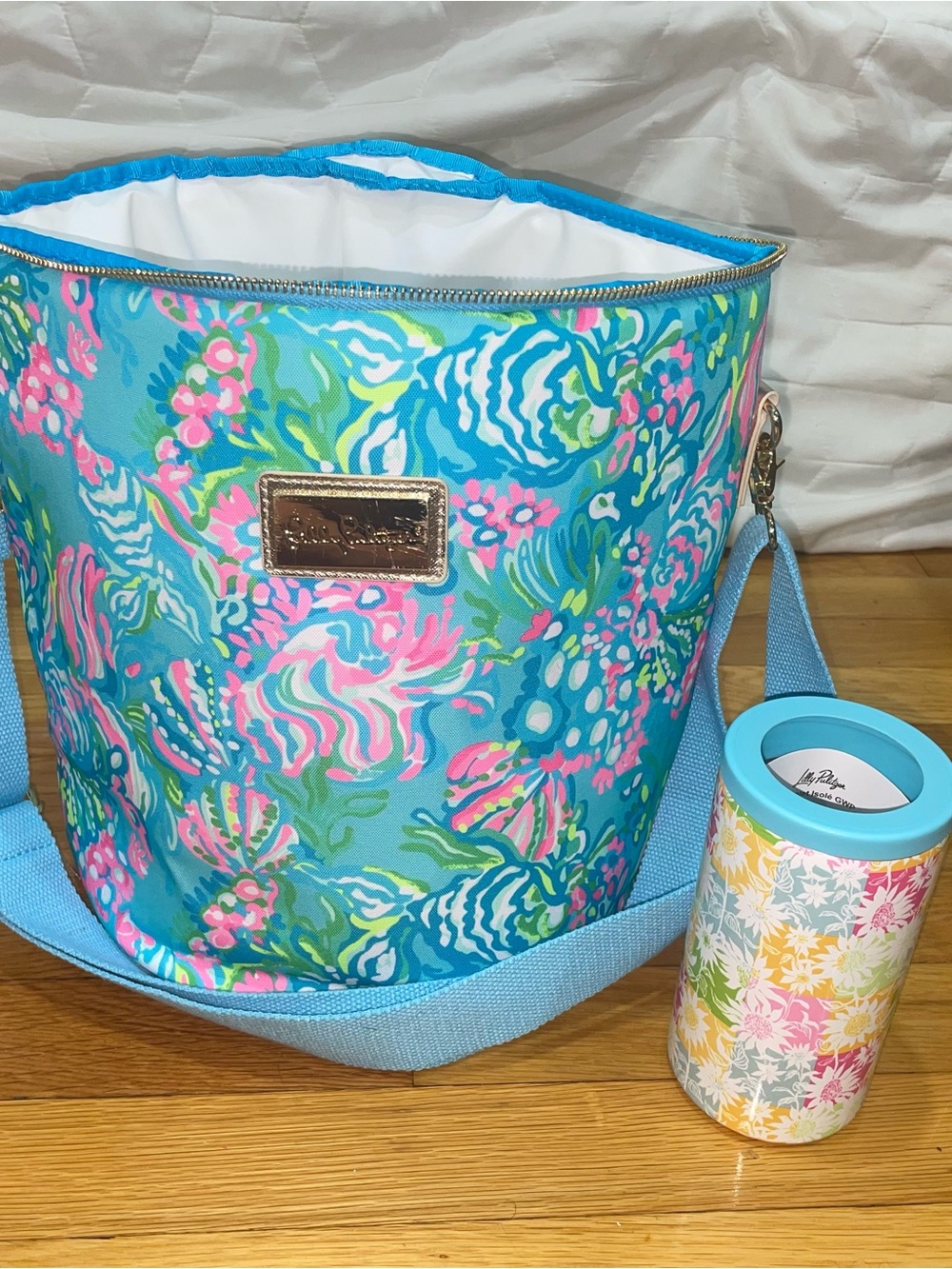 Lilly Pulitzer Blue Floral Kids Crossbody Cooler Bag with Pink & Green Accents.